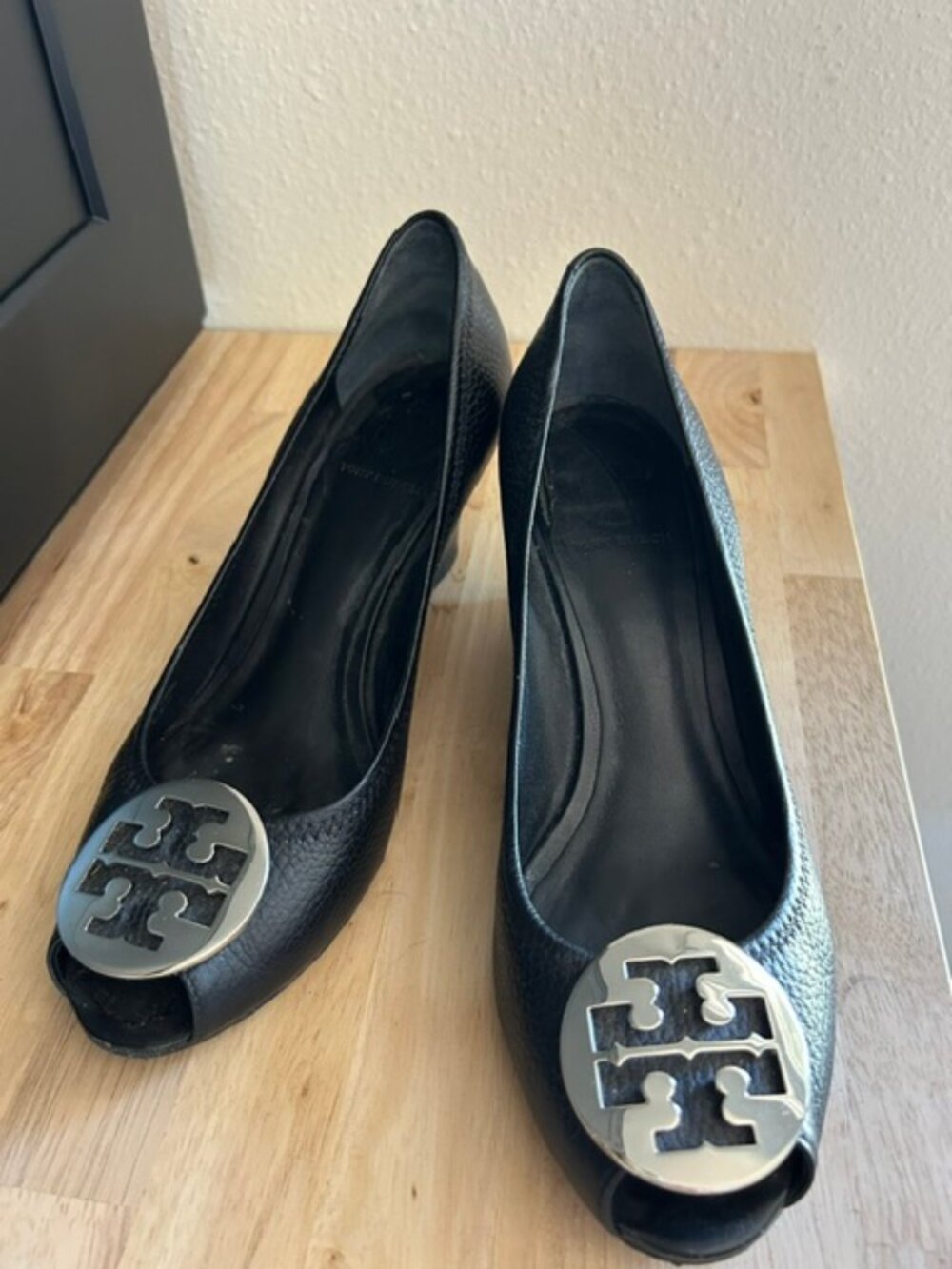 Tory Burch Sally Black Pebbled Leather Peep-Toe Wedges Silver Logo Medallion 9M - Picture 2 of 6